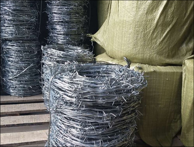 Barbed wire rolls with T post and staples for fencing